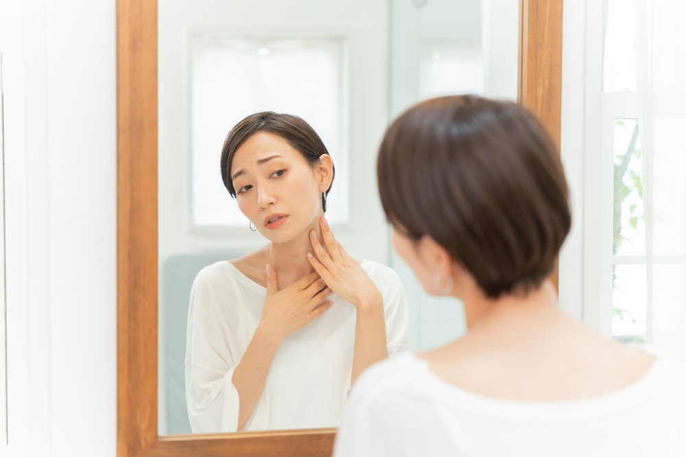 Asian,Woman,Looking,In,The,Mirror
