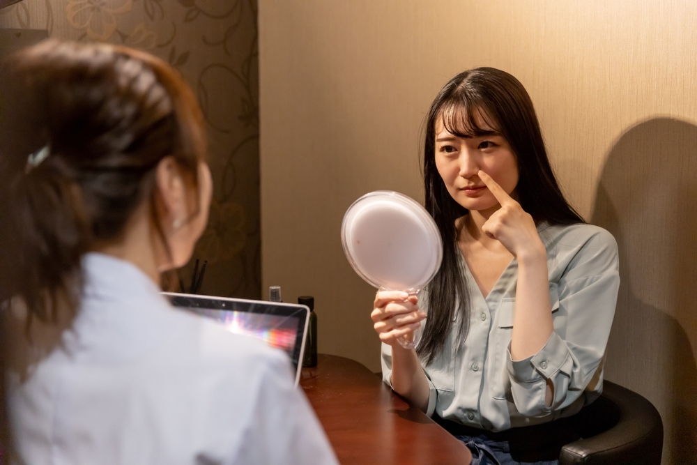 A,Woman,Receiving,Counseling,At,A,Salon,Or,Clinic